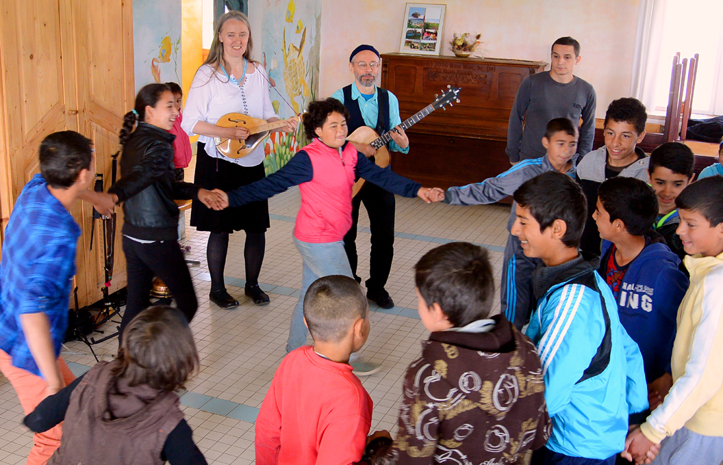 Image of Upper grade students dancing at the Scoala Waldorf Hans Spalinger in Roşia, Romania